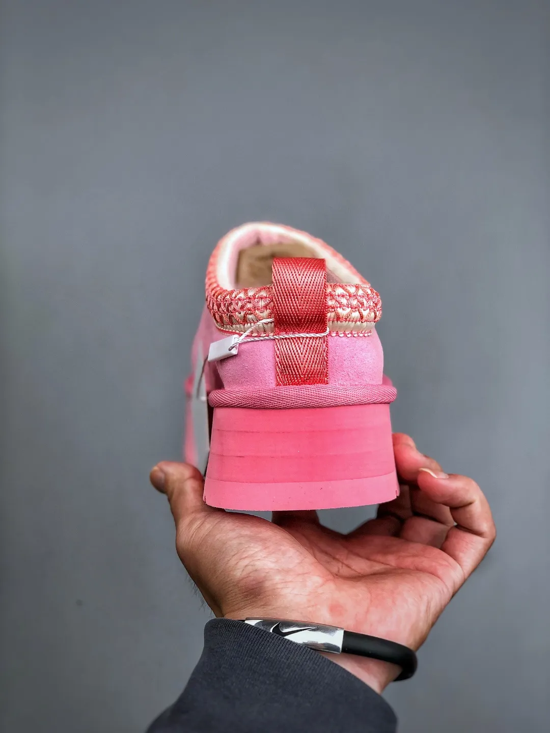 Local self-pickup💰560 supports store placement. The top version on the market. UGG Tazz ethnic style thick-soled women's model. Xiaohongshu's hot model. Produced by a major foreign trade factory in Guangzhou. From toe to insole, genuine sheep fur. Independent outer box packaging. Chip. With waterproof technology. Differentiating from any version on the market. 5cm thick sole. Independently developed original outsole. Cashmere insole. Keep warm when going out in winter. It is a very suitable choice for home use. In the new year, uug has launched a style series, which is partially biased towards the preferences of young consumers. It has also moved to the forefront of fashion trends. Shoe body material. Water-repellent coated suede upper. 17mm UGGPURE™ implanted wool insole. Lightweight non-slip and comfortable rubber outsole. With brand LOGO. With full packaging. Size: 35-40